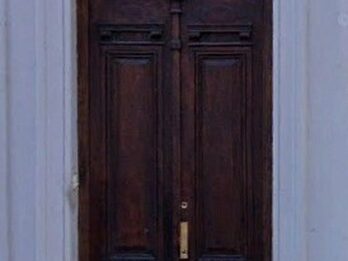HERMOSA PUERTA DE MADERA