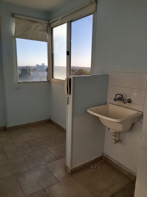 SE VENDE / ALQUILA SEMIPISO + COCHERA , ZONA CENTRO !!!!