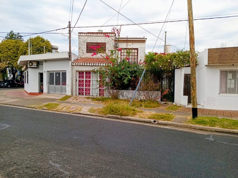 vendo casa c/Reynaldo Ross esq, 4 de Enero 3/dorm. 3/baños, 2/cocinas, jardin, cochera y quincho a refaccionar