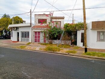 vendo casa c/Reynaldo Ross esq, 4 de Enero 3/dorm. 3/baños, 2/cocinas, jardin, cochera y quincho a refaccionar