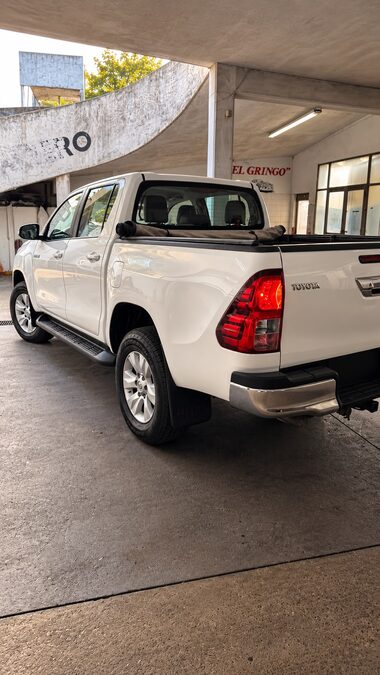 TOYOTA HILUX 2.8 TDI DC SRV PACK CUERO 4X2 M/T - AÑO 2.017