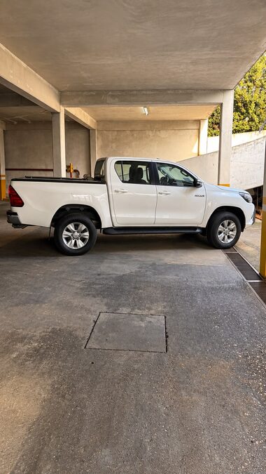 TOYOTA HILUX 2.8 TDI DC SRV PACK CUERO 4X2 M/T - AÑO 2.017