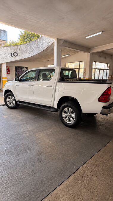 TOYOTA HILUX 2.8 TDI DC SRV PACK CUERO 4X2 M/T - AÑO 2.017