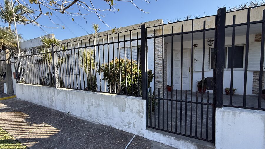 CASA DE 3 DORMITORIOS, COCHERA Y PATIO, ZONA SUR, APTA CREDITO HIPOTECARIO.