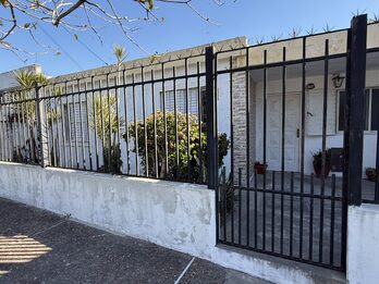 CASA DE 3 DORMITORIOS, COCHERA Y PATIO, ZONA SUR, APTA CREDITO HIPOTECARIO.