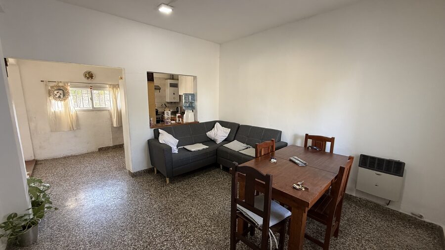 CASA DE 3 DORMITORIOS, COCHERA Y PATIO, ZONA SUR, APTA CREDITO HIPOTECARIO.