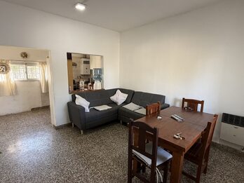 CASA DE 3 DORMITORIOS, COCHERA Y PATIO, ZONA SUR, APTA CREDITO HIPOTECARIO.