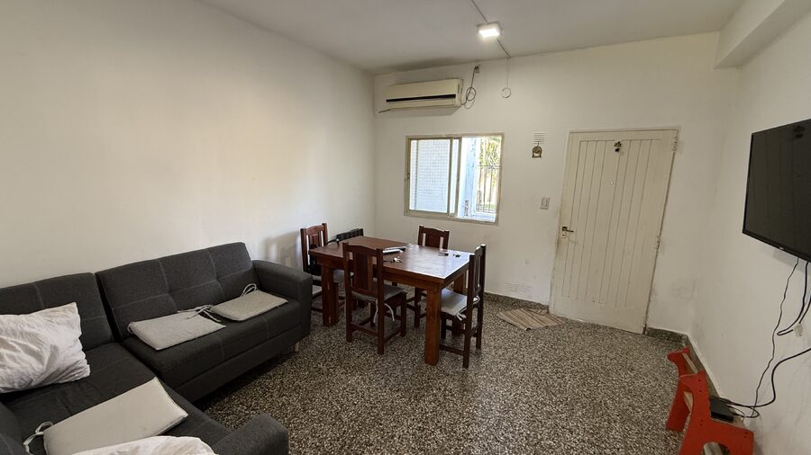 CASA DE 3 DORMITORIOS, COCHERA Y PATIO, ZONA SUR, APTA CREDITO HIPOTECARIO.