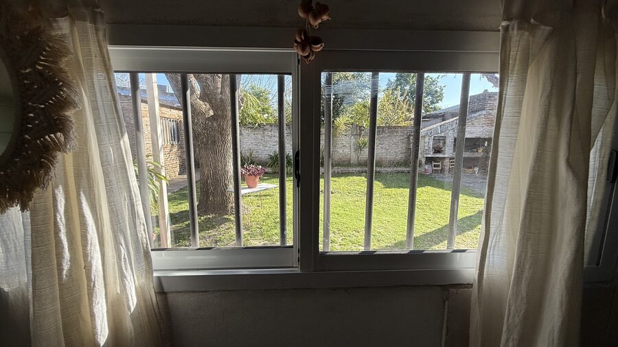 CASA DE 3 DORMITORIOS, COCHERA Y PATIO, ZONA SUR, APTA CREDITO HIPOTECARIO.