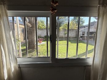 CASA DE 3 DORMITORIOS, COCHERA Y PATIO, ZONA SUR, APTA CREDITO HIPOTECARIO.