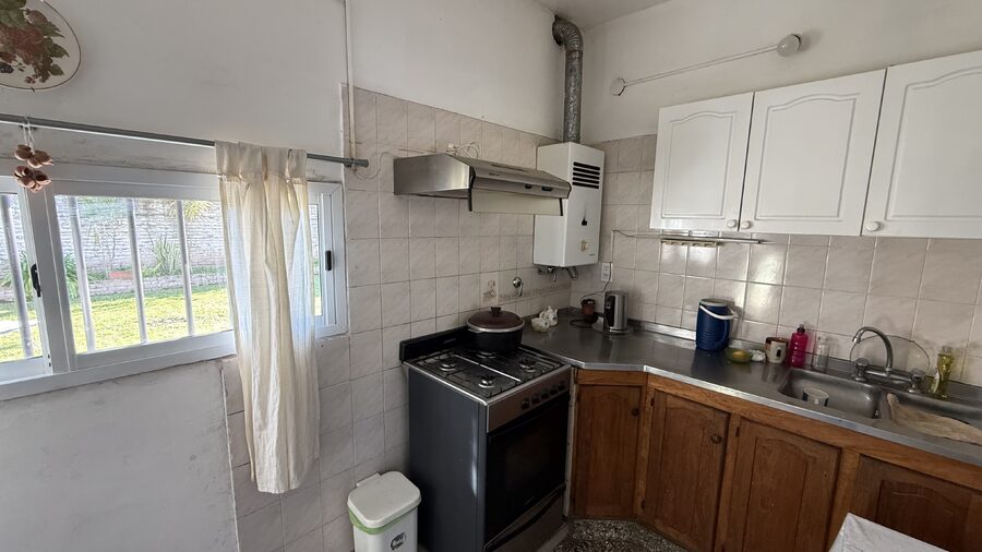 CASA DE 3 DORMITORIOS, COCHERA Y PATIO, ZONA SUR, APTA CREDITO HIPOTECARIO.