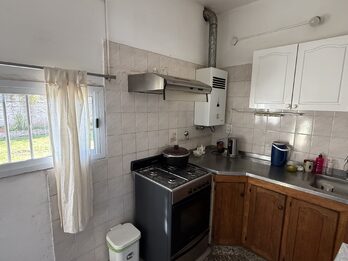 CASA DE 3 DORMITORIOS, COCHERA Y PATIO, ZONA SUR, APTA CREDITO HIPOTECARIO.