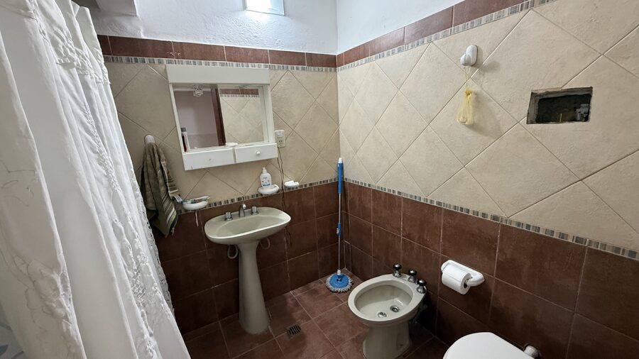 CASA DE 3 DORMITORIOS, COCHERA Y PATIO, ZONA SUR, APTA CREDITO HIPOTECARIO.