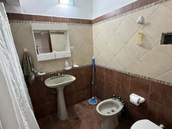 CASA DE 3 DORMITORIOS, COCHERA Y PATIO, ZONA SUR, APTA CREDITO HIPOTECARIO.