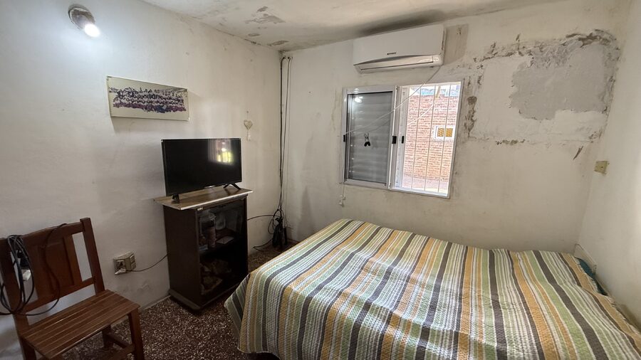 CASA DE 3 DORMITORIOS, COCHERA Y PATIO, ZONA SUR, APTA CREDITO HIPOTECARIO.