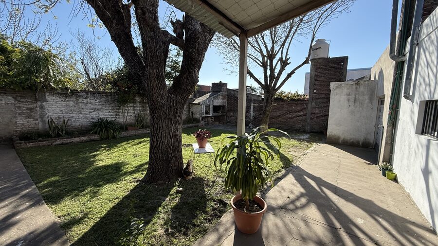 CASA DE 3 DORMITORIOS, COCHERA Y PATIO, ZONA SUR, APTA CREDITO HIPOTECARIO.