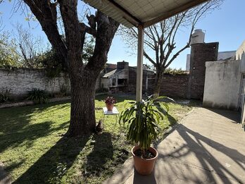 CASA DE 3 DORMITORIOS, COCHERA Y PATIO, ZONA SUR, APTA CREDITO HIPOTECARIO.