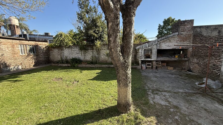 CASA DE 3 DORMITORIOS, COCHERA Y PATIO, ZONA SUR, APTA CREDITO HIPOTECARIO.