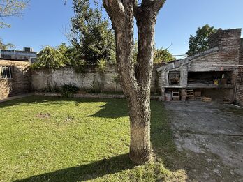 CASA DE 3 DORMITORIOS, COCHERA Y PATIO, ZONA SUR, APTA CREDITO HIPOTECARIO.