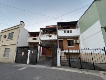 TRIPLEX EN VENTA CON PATIO VERDE MISIONES Y COLON