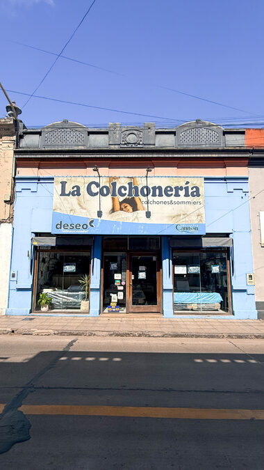 ALQUILO AMPLIO LOCAL COMERCIAL A METROS DE LA PEATONAL