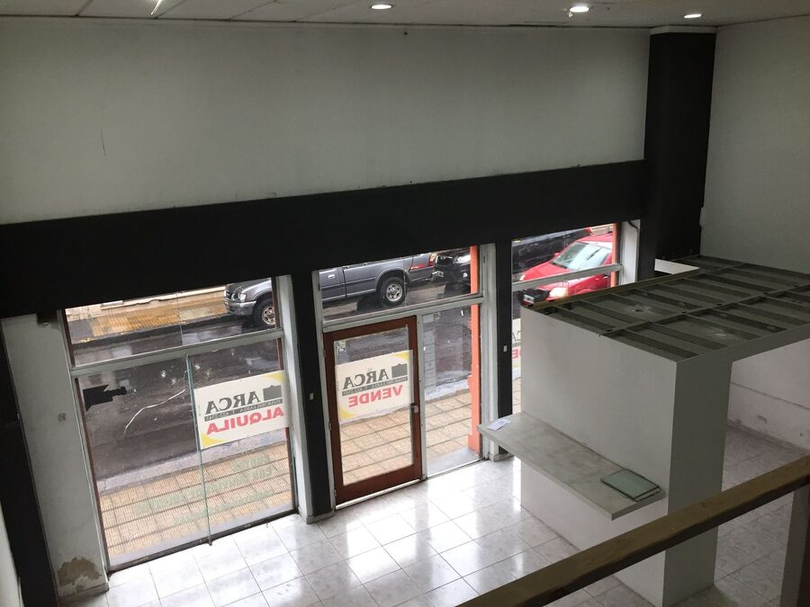 ALQUILO AMPLIO LOCAL COMERCIAL A METROS DE LA PEATONAL