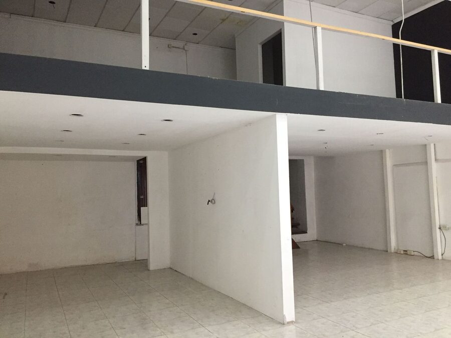ALQUILO AMPLIO LOCAL COMERCIAL A METROS DE LA PEATONAL