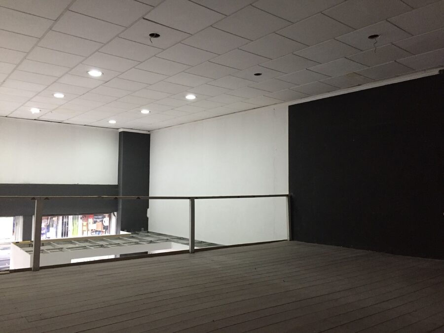 ALQUILO AMPLIO LOCAL COMERCIAL A METROS DE LA PEATONAL