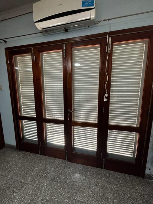 VENDO ABERTURAS DE CEDRO + PORTÓN (SE ESCUCHAN OFERTAS POR LOTE)