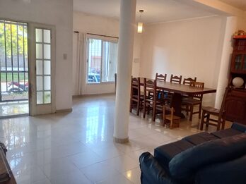 VENTA  -  CASA 4 DORM, COCHERA CUBIERTA, PATIO VERDE / CALLE ASCASUBI