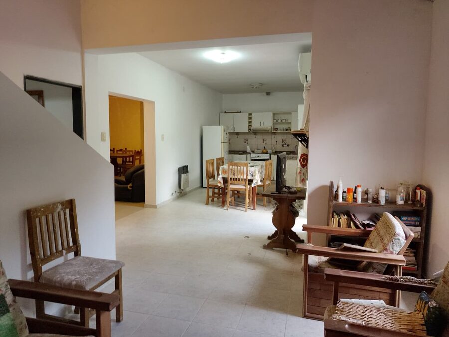 VENTA  -  CASA 4 DORM, COCHERA CUBIERTA, PATIO VERDE / CALLE ASCASUBI