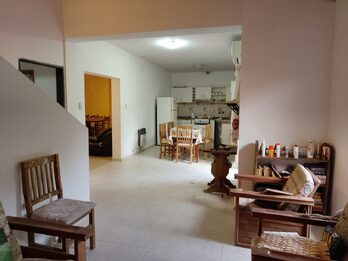 VENTA  -  CASA 4 DORM, COCHERA CUBIERTA, PATIO VERDE / CALLE ASCASUBI