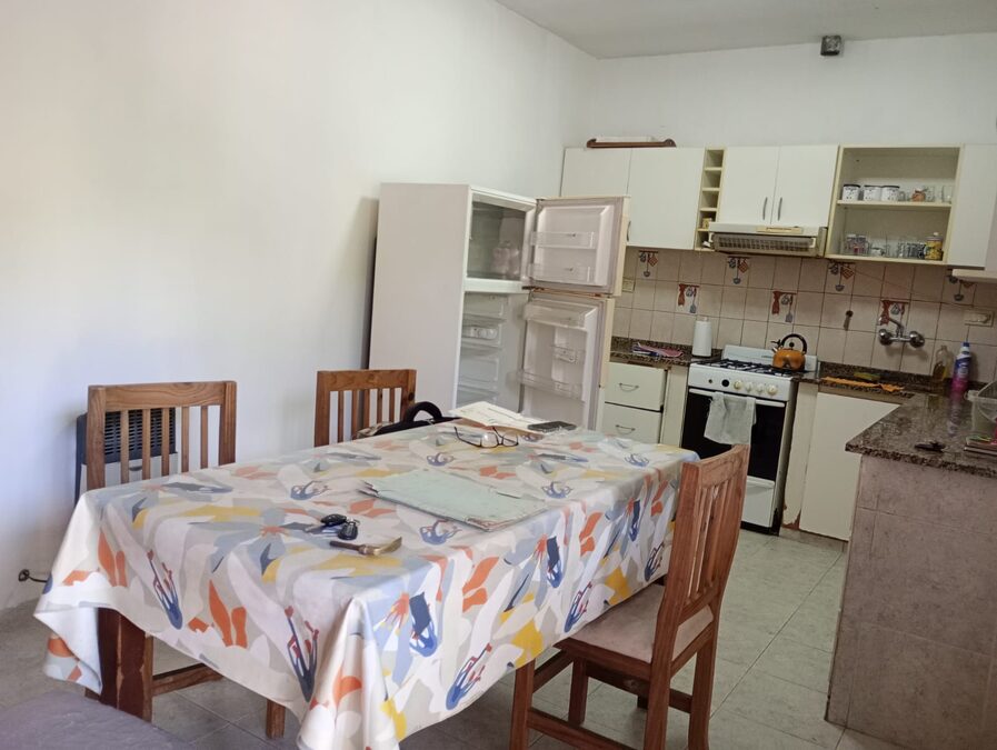 VENTA  -  CASA 4 DORM, COCHERA CUBIERTA, PATIO VERDE / CALLE ASCASUBI
