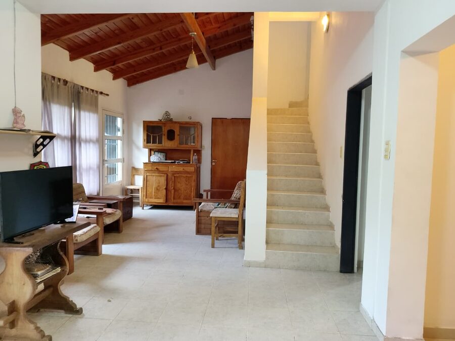 VENTA  -  CASA 4 DORM, COCHERA CUBIERTA, PATIO VERDE / CALLE ASCASUBI
