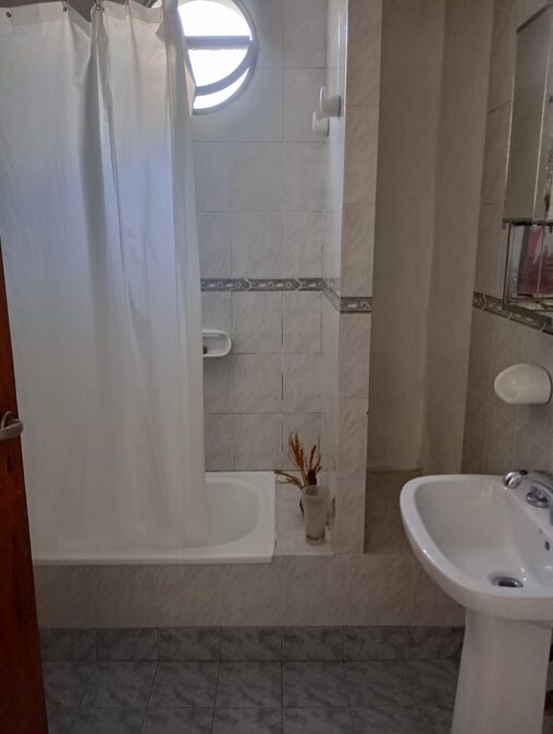 VENTA  -  CASA 4 DORM, COCHERA CUBIERTA, PATIO VERDE / CALLE ASCASUBI