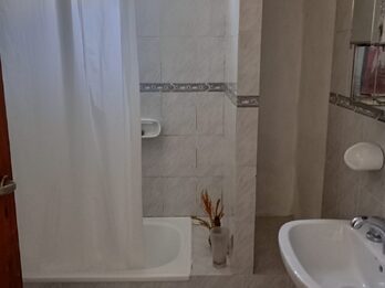 VENTA  -  CASA 4 DORM, COCHERA CUBIERTA, PATIO VERDE / CALLE ASCASUBI