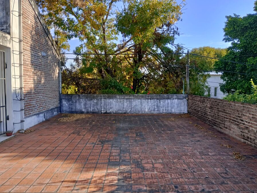 VENTA  -  CASA 4 DORM, COCHERA CUBIERTA, PATIO VERDE / CALLE ASCASUBI