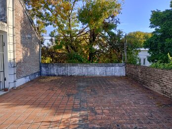 VENTA  -  CASA 4 DORM, COCHERA CUBIERTA, PATIO VERDE / CALLE ASCASUBI