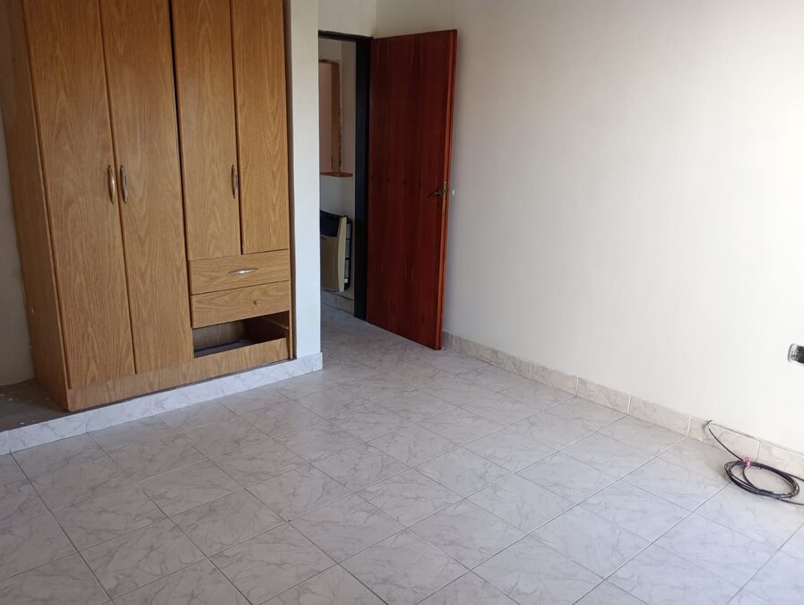 VENTA  -  CASA 4 DORM, COCHERA CUBIERTA, PATIO VERDE / CALLE ASCASUBI