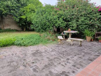 VENTA  -  CASA 4 DORM, COCHERA CUBIERTA, PATIO VERDE / CALLE ASCASUBI