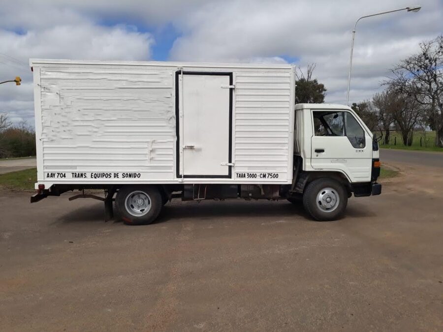 Vendo Toyota Dyna 300 largo
