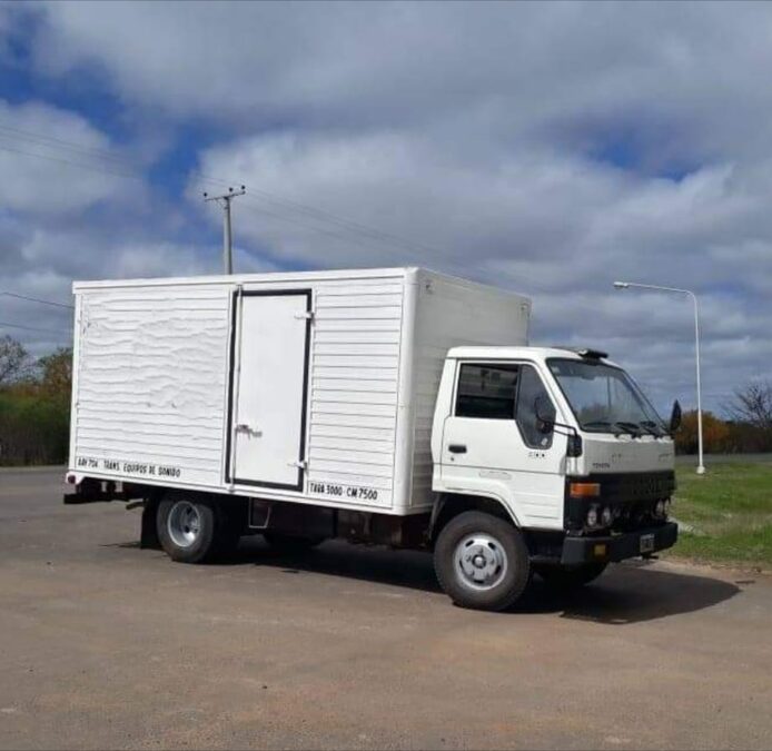 Vendo Toyota Dyna 300 largo