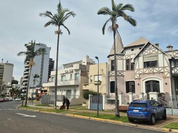 CHALET A RECICLAR · FRENTE AL ROSEDAL · VISTA AL RÍO PARANÁ