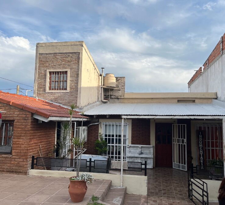 Venta casa tres dormitorios , doble cochera, pileta y quincho !