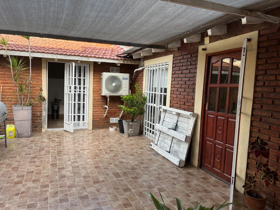 Venta casa tres dormitorios , doble cochera, pileta y quincho !
