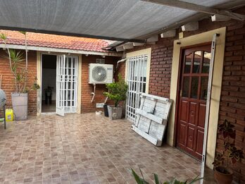 Venta casa tres dormitorios , doble cochera, pileta y quincho !