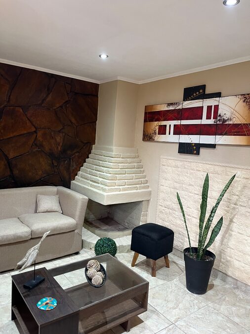 Venta casa tres dormitorios , doble cochera, pileta y quincho !