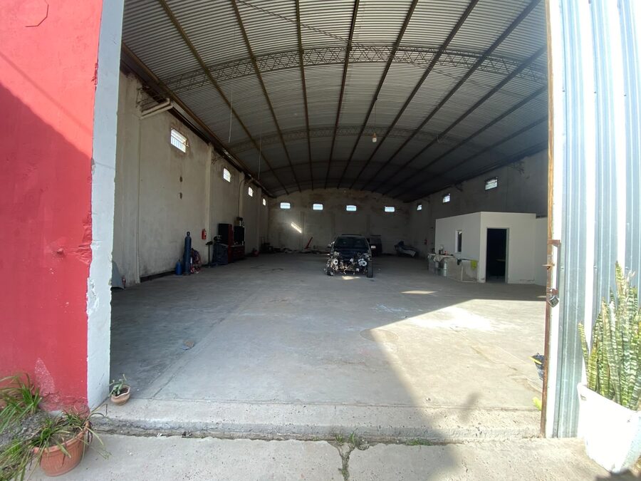 Alquilo Galpón S/ Av Almafuerte