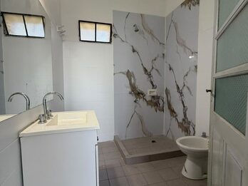 CASA CON LOCAL EN VENTA - AV LAS AMERICAS Y CRUZ DEL SUR.