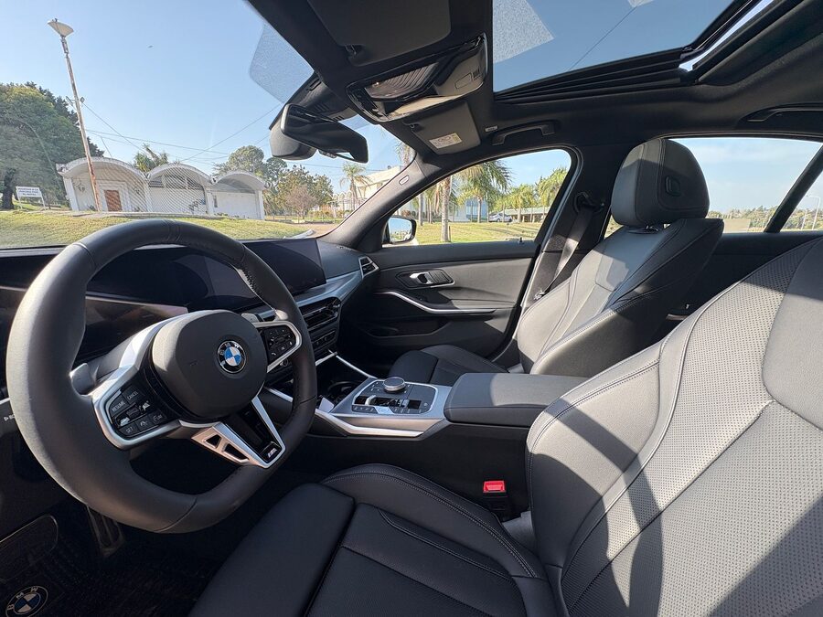 BMW 330i SPORT LINE. Recibo vehículos menor y mayor valor